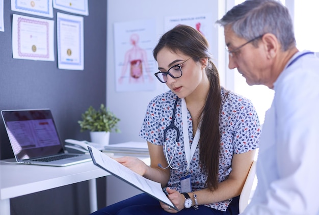 Deux médecins parlant dans un bureau lumineux