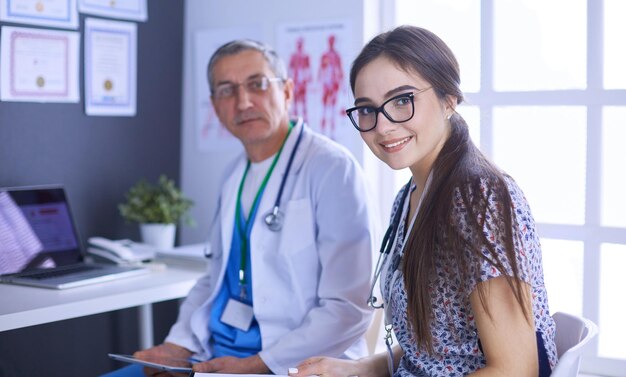 Deux médecins parlant dans un bureau lumineux