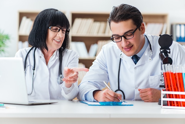 Deux médecins travaillant dans le laboratoire