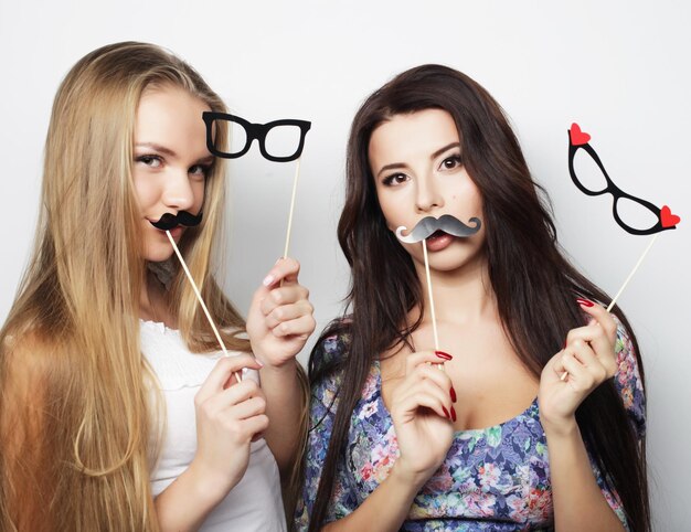 Deux meilleures amies hipster girls prêtes pour la fête