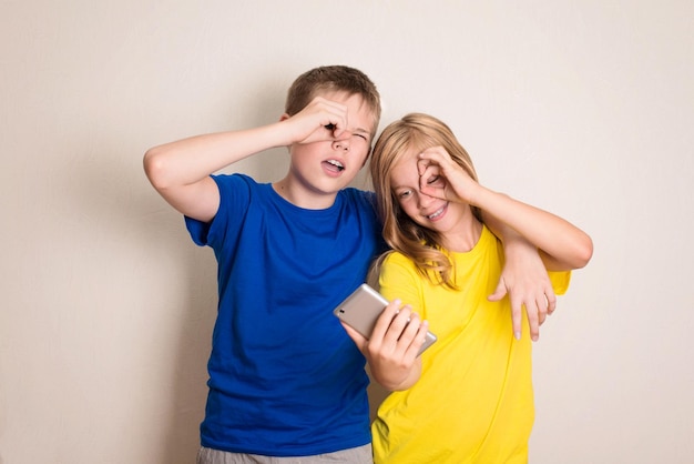 Deux meilleurs amis adolescents faisant des photos sur leur appareil photo à la maison s'amusant ensemble joie et bonheur