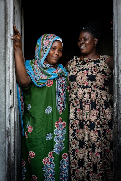 Deux meilleurs amis debout sur la porte de la maison