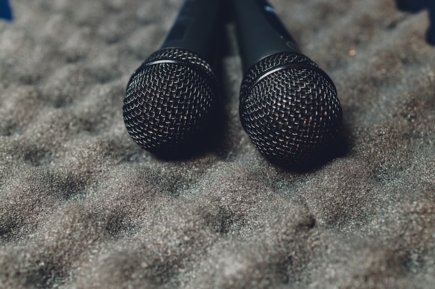 Deux microphones argent isolé sur fond blanc