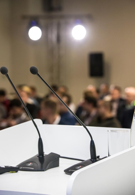 Deux microphones de conférence à la conférence d'affaires de table