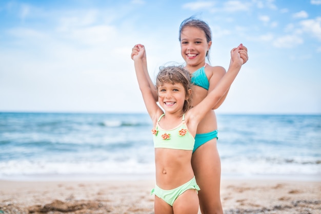 Deux mignonnes petites soeurs positives