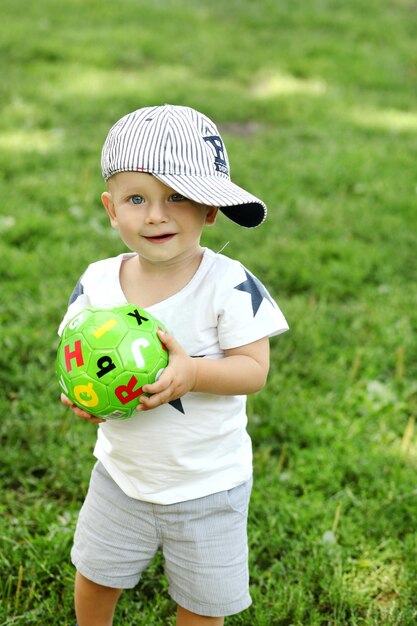 Deux mignons petits garçons jouant au football