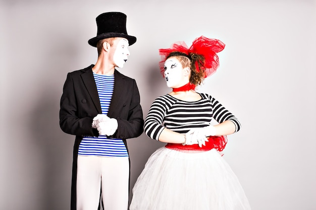 Deux mimes homme et femme. Concept du poisson d'avril.