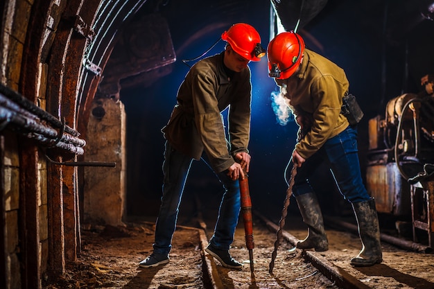 Deux mineurs dans la mine