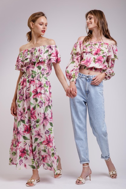 Deux modèles de haute couture en robe longue avec un chemisier à motif floral rouge blue jeans Belles femmes
