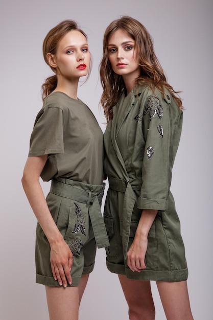 Deux modèles de haute couture en short tshirt combinaison à motifs verts Belles jeunes femmes