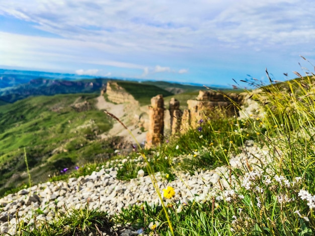 Deux moines rochent le plateau de Bermamyt Karachay République circassienne Russie 2021