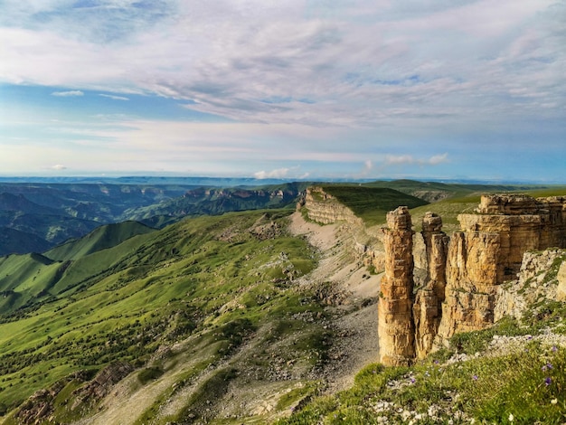 Deux moines rocks plateau Bermamyt République KarachayCircassian Russie