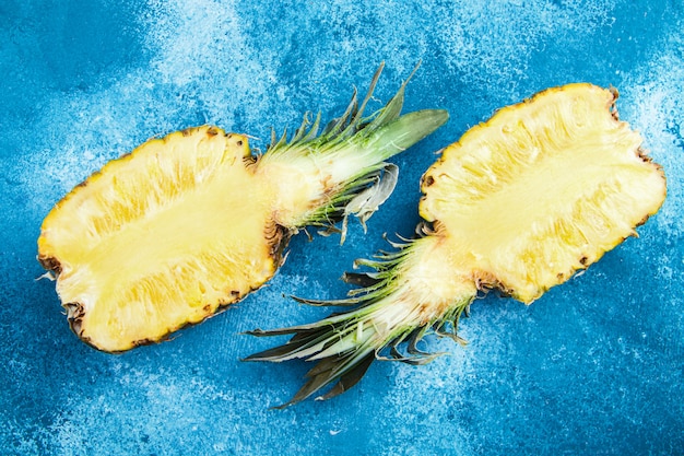 Deux moitiés d'ananas sur fond bleu