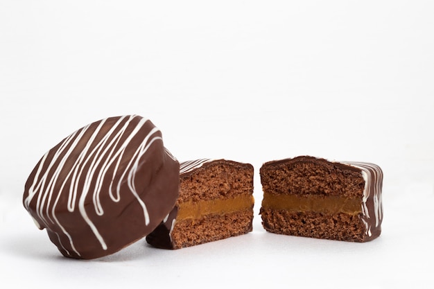 Deux moitiés et un biscuit au miel entier avec du chocolat nommé pao de mel dessert brésilien