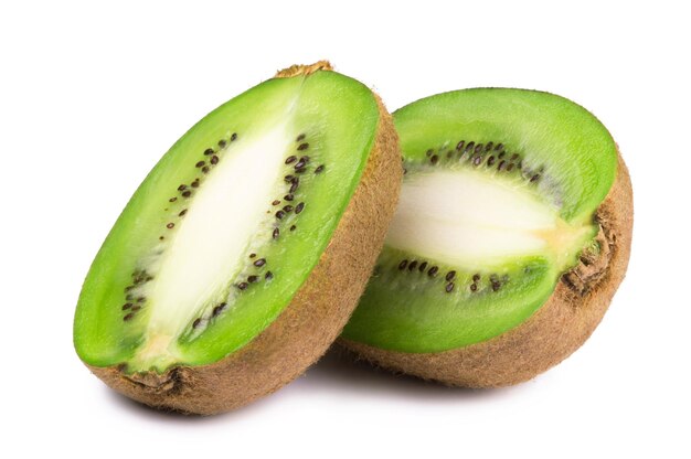 Deux moitiés de kiwi sucré mûr isolé