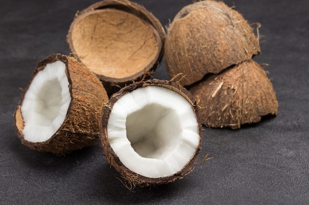 Deux moitiés de noix de coco fraîche et de noix de coco.