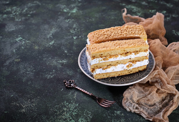 Deux morceaux de gâteau fait maison