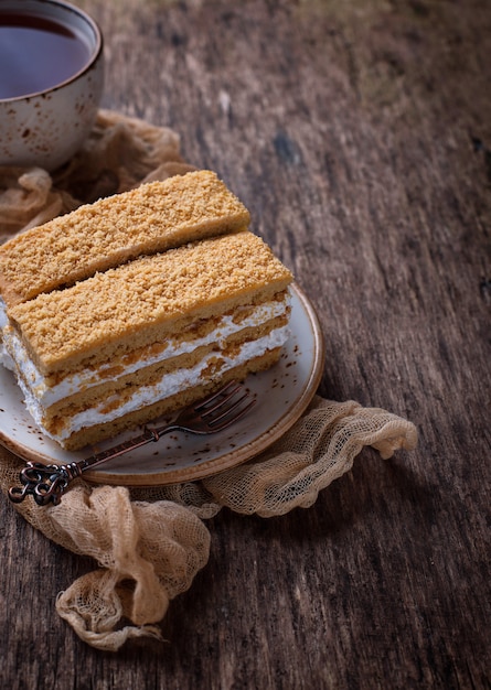 Deux morceaux de gâteau fait maison