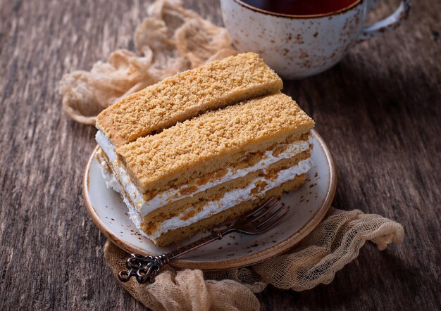 Deux morceaux de gâteau fait maison