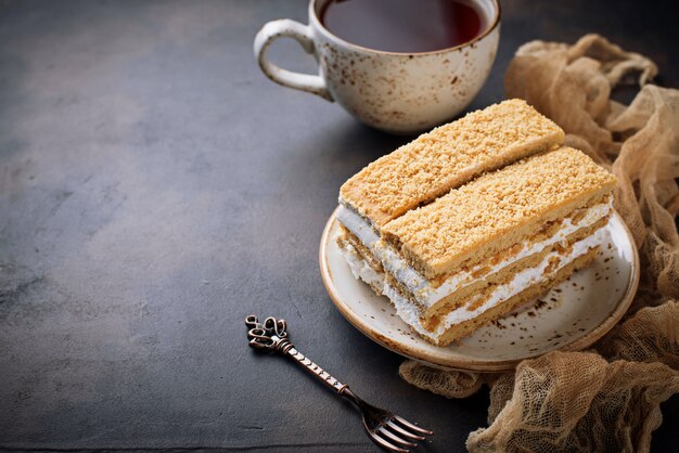 Deux morceaux de gâteau fait maison