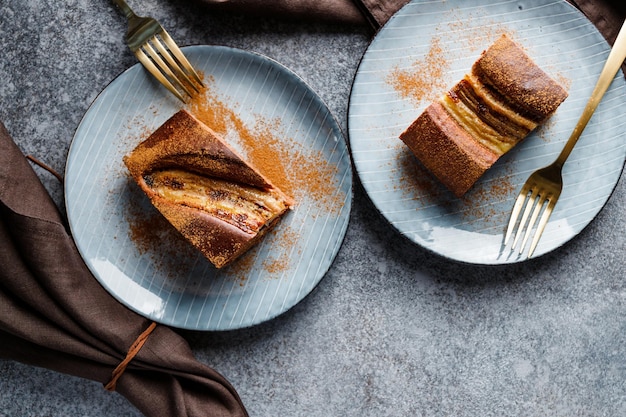 Deux morceaux de gâteau maison au chocolat et à la banane