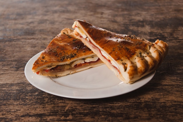 Deux morceaux de gâteaux fugazza, sur une table en bois.