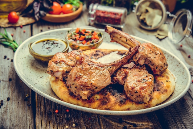 Deux morceaux de porc grillé aux herbes sur un papier