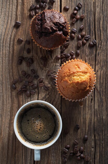 Deux muffins et une tasse de café