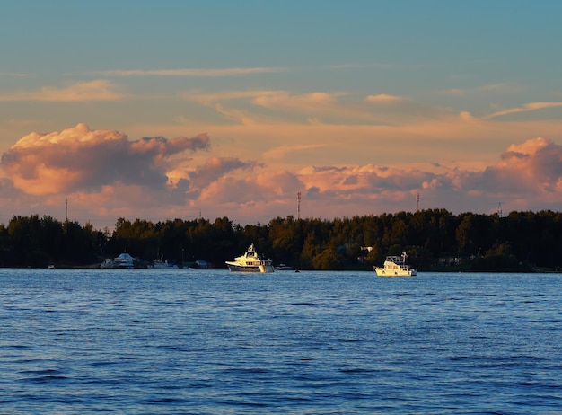 Deux navires sur le paysage fluvial d'automne