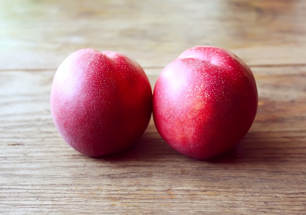 Deux nectarines fraîches sucrées mûres sur la table en bois.