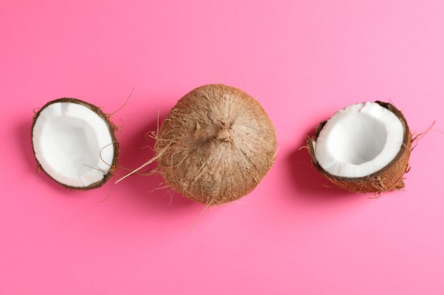 Deux noix de coco dont une fendue sur la couleur