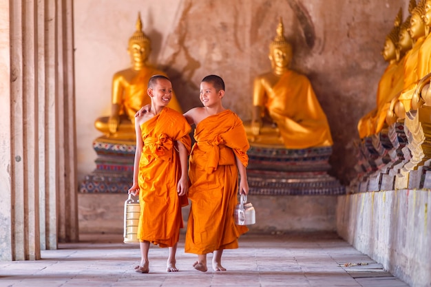 Deux novices moine marchant et parlant