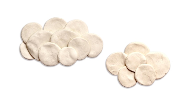 Deux nuages de pâte à modeler sur fond blanc