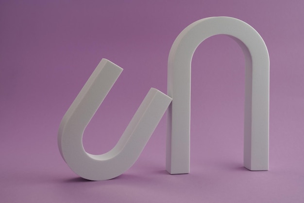 Deux objets en forme d'arc blanc sur fond violet avec espace de copie