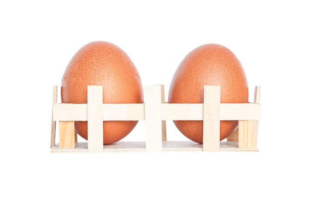 Photo deux oeufs dans un panier, isolé sur blanc