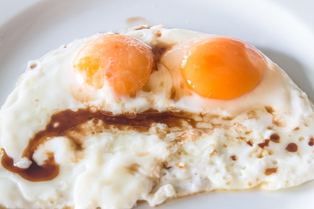Deux œufs frits pour le concept de nourriture saine petit déjeuner