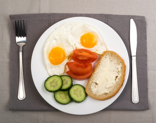 Deux œufs sur le plat blanc