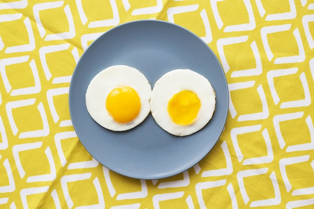 Deux oeufs pochés sur une assiette