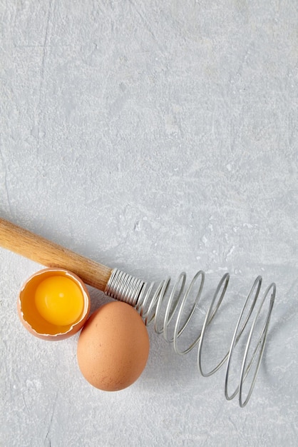 Deux œufs de poule beige et un batteur rare pour battre