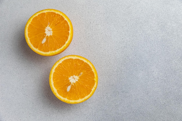 Deux oranges sur fond gris avec le mot orange sur le côté droit.