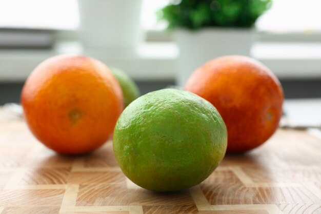 Deux oranges juteuses debout sur la table