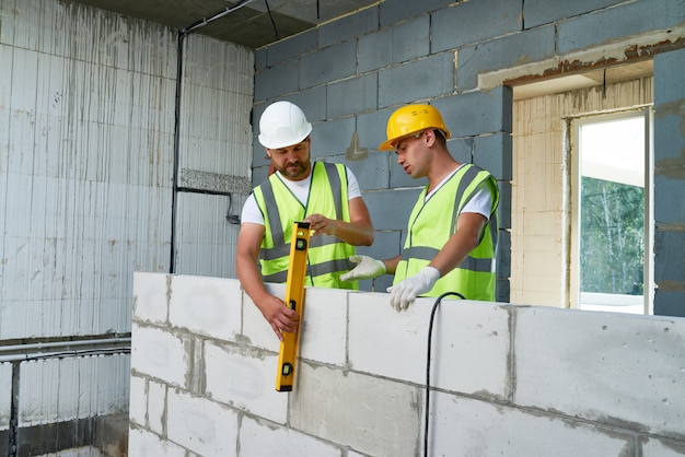 Deux, ouvriers construction, bâtiment, mur