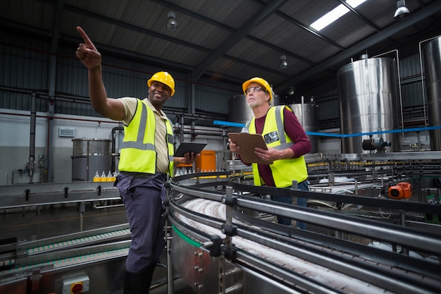 Deux ouvriers d'usine à la recherche dans l'usine