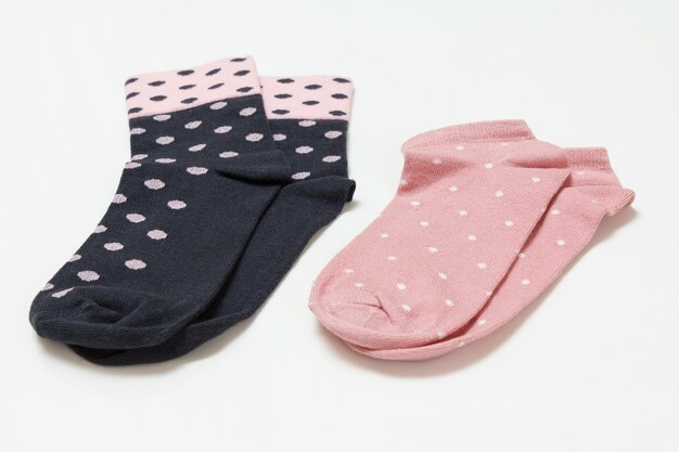 Deux paires de chaussettes pour femmes sur la surface blanche, vue de dessus