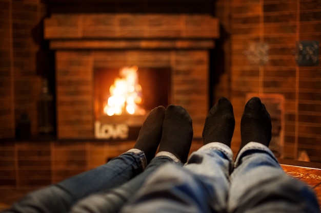 Deux paires jambes sur le fond de cheminée