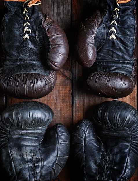 Deux paires de vieux gants de boxe en cuir