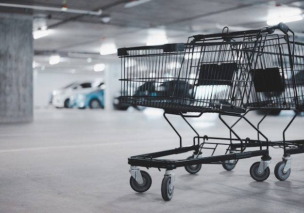 Deux panier vide et voiture floue au parking, ton couleur d&#39;hiver