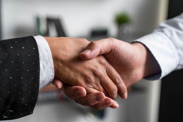 Deux partenaires commerciaux se serrant la main au bureau