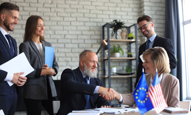 Photo deux partenaires commerciaux signant un document. l'union européenne les états-unis d'amérique.