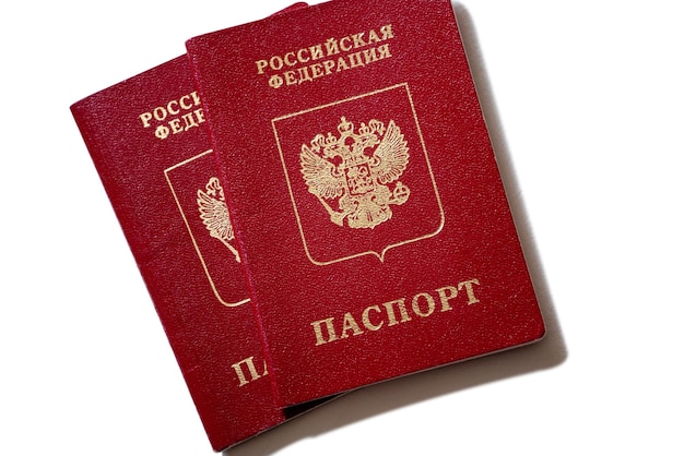 Deux passeports nationaux russes isolés sur fond blanc